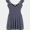 Minivestido con hombros descubiertos y dobladillo asimétrico