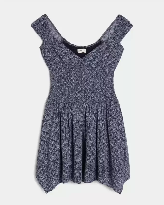 Minivestido con hombros descubiertos y dobladillo asimétrico