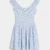 Minivestido con hombros descubiertos y dobladillo asimétrico