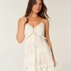 Minivestido con volantes y tachuelas Minivestido con volantes y tachuelas