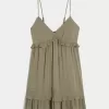Minivestido con volantes y tachuelas Minivestido con volantes y tachuelas
