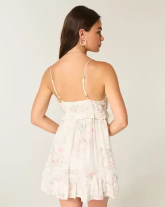 Minivestido con volantes y tachuelas