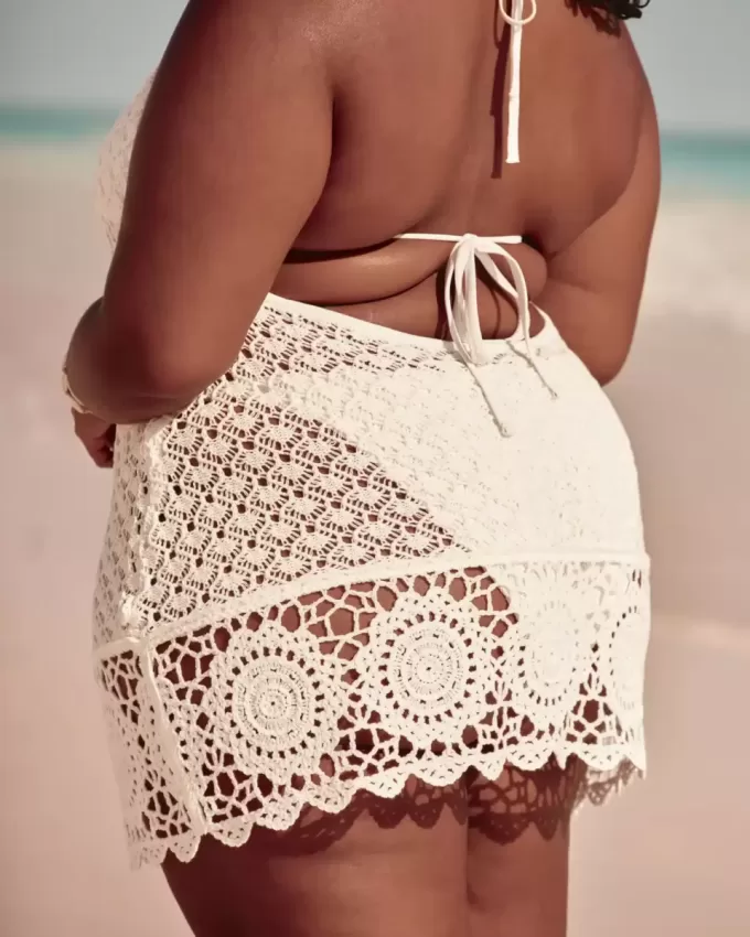 Minivestido estilo crochet con cuello halter