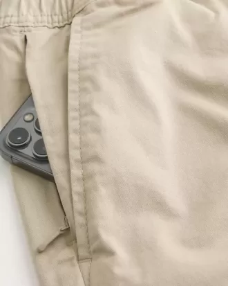 Pantalones cortos de sarga por encima de la rodilla