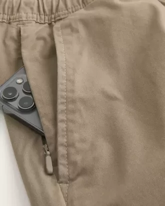 Pantalones cortos de sarga por encima de la rodilla