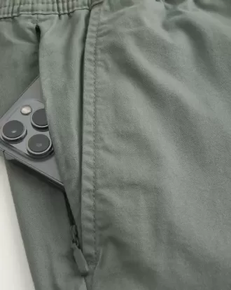 Pantalones cortos de sarga por encima de la rodilla