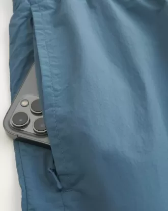 Pantalones cortos deportivos de nailon por encima de la rodilla