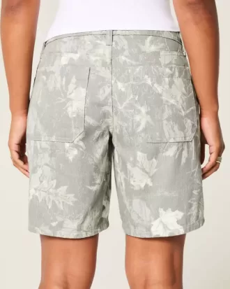 Pantalones cortos holgados de camuflaje con cintura baja y curvas