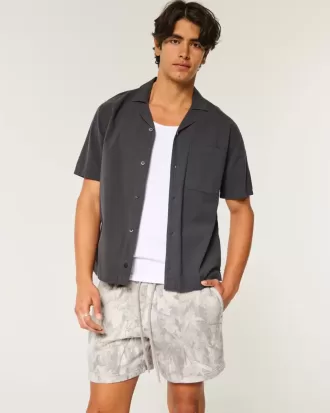 Pantalones cortos holgados de polar con estampado de camuflaje hasta la mitad del muslo