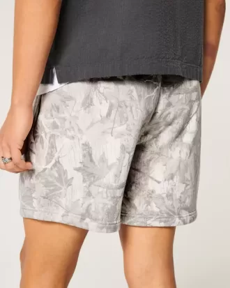 Pantalones cortos holgados de polar con estampado de camuflaje hasta la mitad del muslo