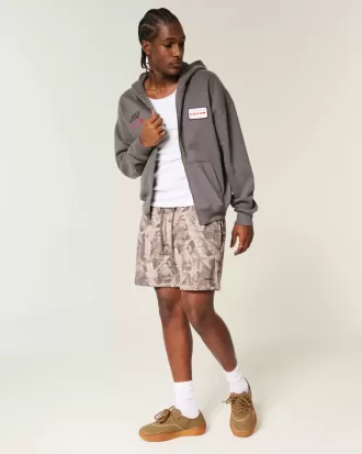 Pantalones cortos holgados de polar con estampado de camuflaje hasta la mitad del muslo