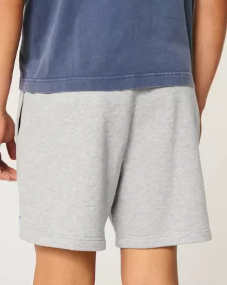 Pantalones cortos Hollister Feel Good Fleece con estampado Ford hasta la mitad del muslo