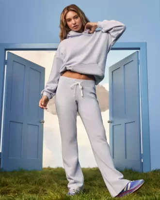 Pantalones deportivos de corte acampanado