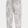 Pantalones deportivos de polar con estampado de camuflaje Feel Good de Hollister Pantalones deportivos de polar con estampado de camuflaje Feel Good de Hollister