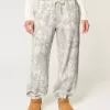 Pantalones deportivos holgados de polar con estampado de camuflaje Pantalones deportivos holgados de polar con estampado de camuflaje