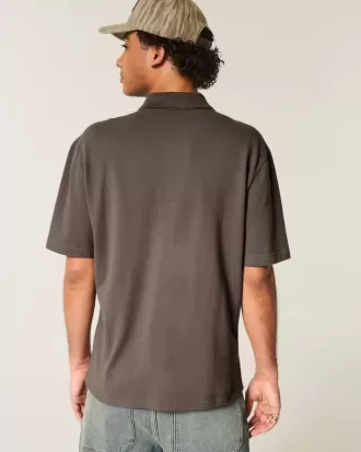Polo con logotipo relajado