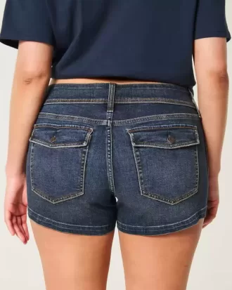 Shorts cortos de mezclilla con lavado oscuro y tiro bajo con curvas