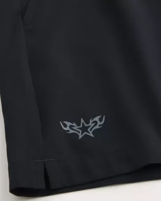 Shorts deportivos con logotipo a medio muslo