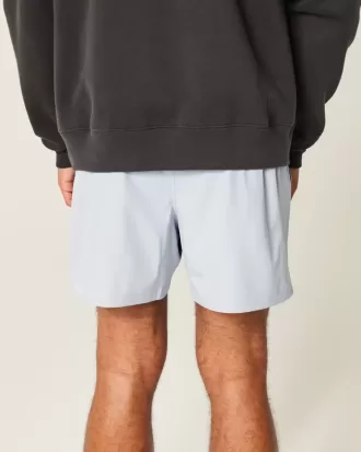 Shorts deportivos con logotipo a medio muslo