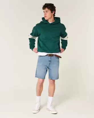Shorts vaqueros holgados por encima de la rodilla