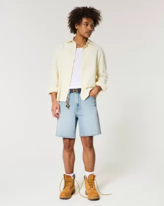 Shorts vaqueros holgados y desgastados por encima de la rodilla