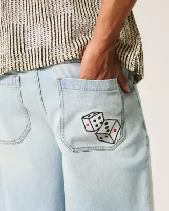 Shorts vaqueros super holgados con estampado de dados y lavado claro