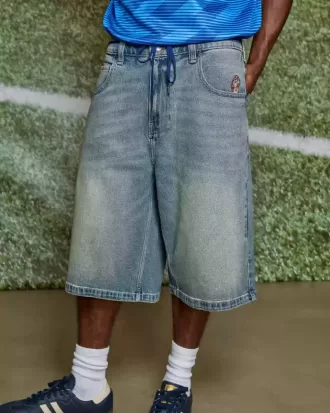 Shorts vaqueros super holgados con lavado medio y gráfico Taz