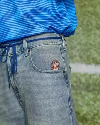Shorts vaqueros super holgados con lavado medio y gráfico Taz