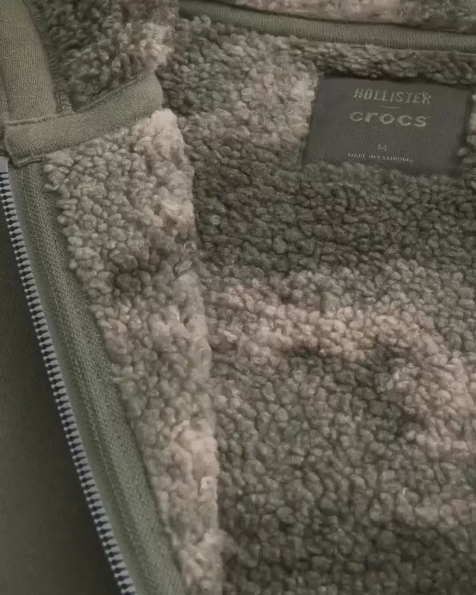 Sudadera con capucha y cremallera con forro de sherpa de Hollister x Crocs Sudadera con capucha y cremallera con forro de sherpa de Hollister x Crocs