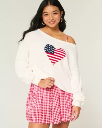 Suéter holgado con hombros descubiertos y estampado de bandera y corazón