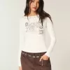 Top con cuello oblicuo y gráfico SoHo con tachuelas Top con cuello oblicuo y gráfico SoHo con tachuelas
