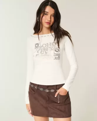 Top con cuello oblicuo y gráfico SoHo con tachuelas