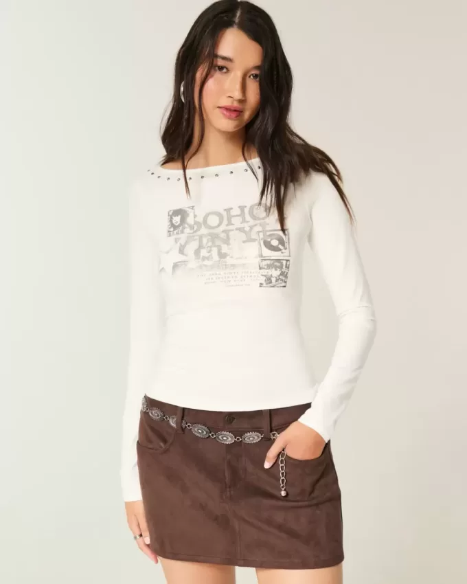 Top con cuello oblicuo y gráfico SoHo con tachuelas Top con cuello oblicuo y gráfico SoHo con tachuelas