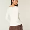 Top con cuello oblicuo y gráfico SoHo con tachuelas Top con cuello oblicuo y gráfico SoHo con tachuelas