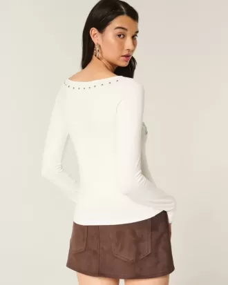 Top con cuello oblicuo y gráfico SoHo con tachuelas