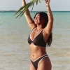 Top de bikini con aros y canalé de copa alta y curvas Top de bikini con aros y canalé de copa alta y curvas