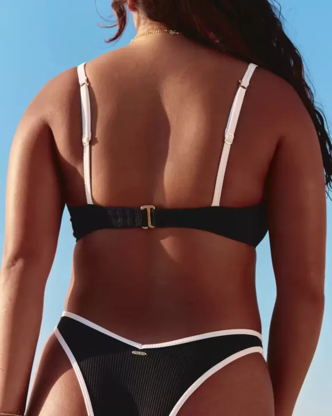 Top de bikini con aros y canalé de copa alta y curvas Top de bikini con aros y canalé de copa alta y curvas