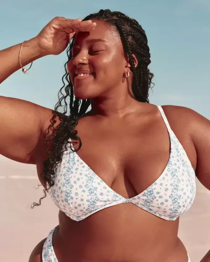 Top de bikini con aros y escote pronunciado acanalado Top de bikini con aros y escote pronunciado acanalado