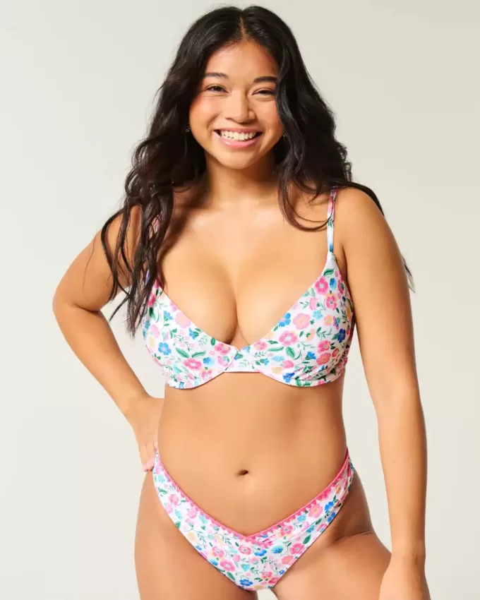 Top de bikini con aros y escote pronunciado con curvas Top de bikini con aros y escote pronunciado con curvas