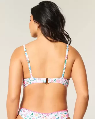 Top de bikini con aros y escote pronunciado con curvas Top de bikini con aros y escote pronunciado con curvas