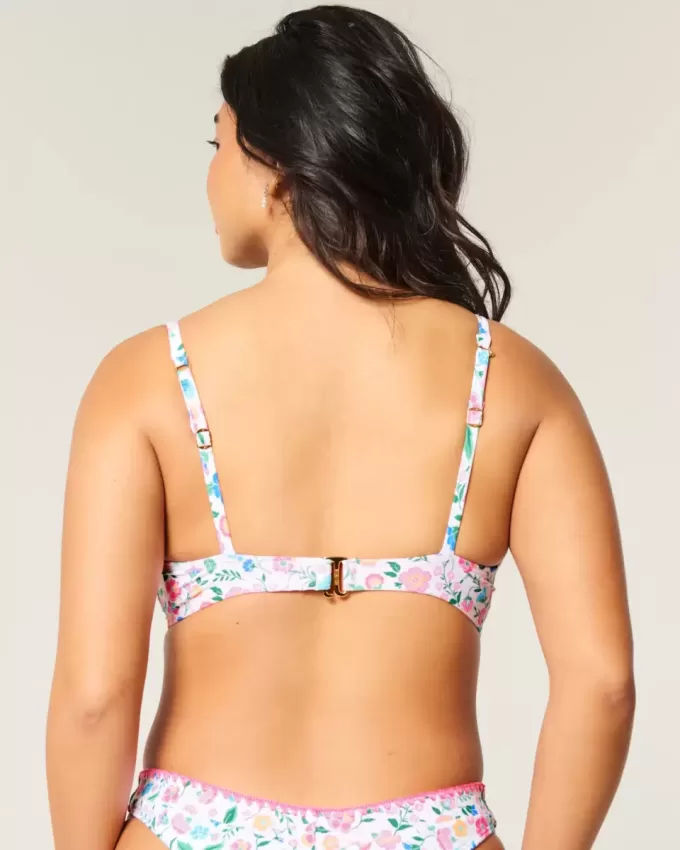 Top de bikini con aros y escote pronunciado con curvas Top de bikini con aros y escote pronunciado con curvas