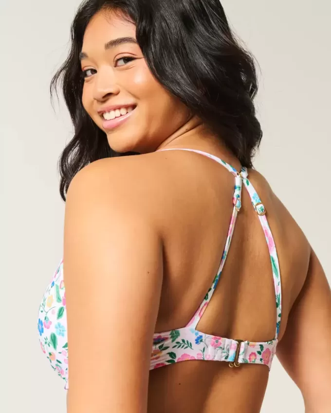 Top de bikini con aros y escote pronunciado con curvas Top de bikini con aros y escote pronunciado con curvas