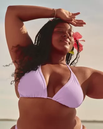 Top de bikini triangular con puntada bordada