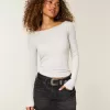Top de manga larga con cuello oblicuo