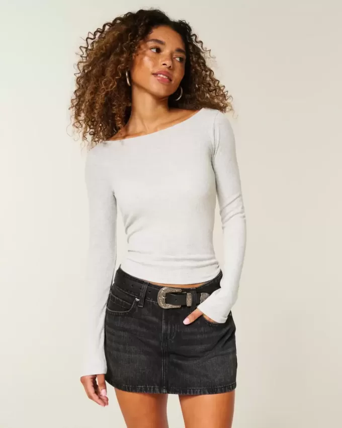 Top de manga larga con cuello oblicuo