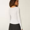 Top de manga larga con cuello oblicuo