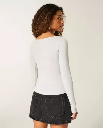 Top de manga larga con cuello oblicuo