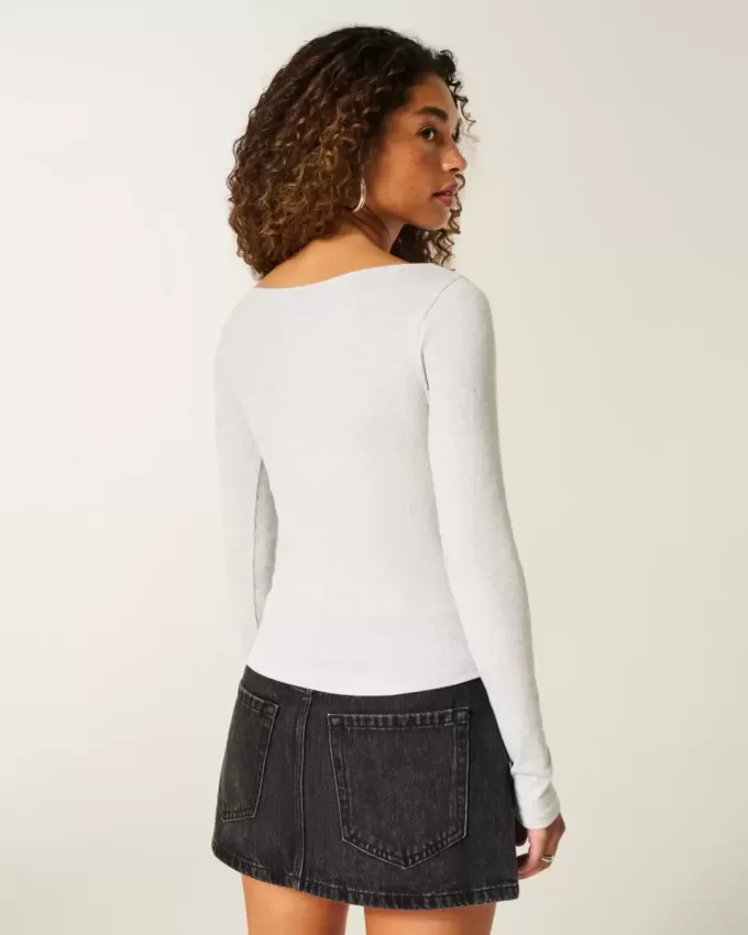 Top de manga larga con cuello oblicuo