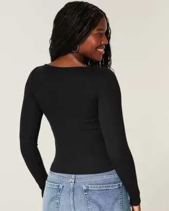 Top de manga larga con cuello oblicuo