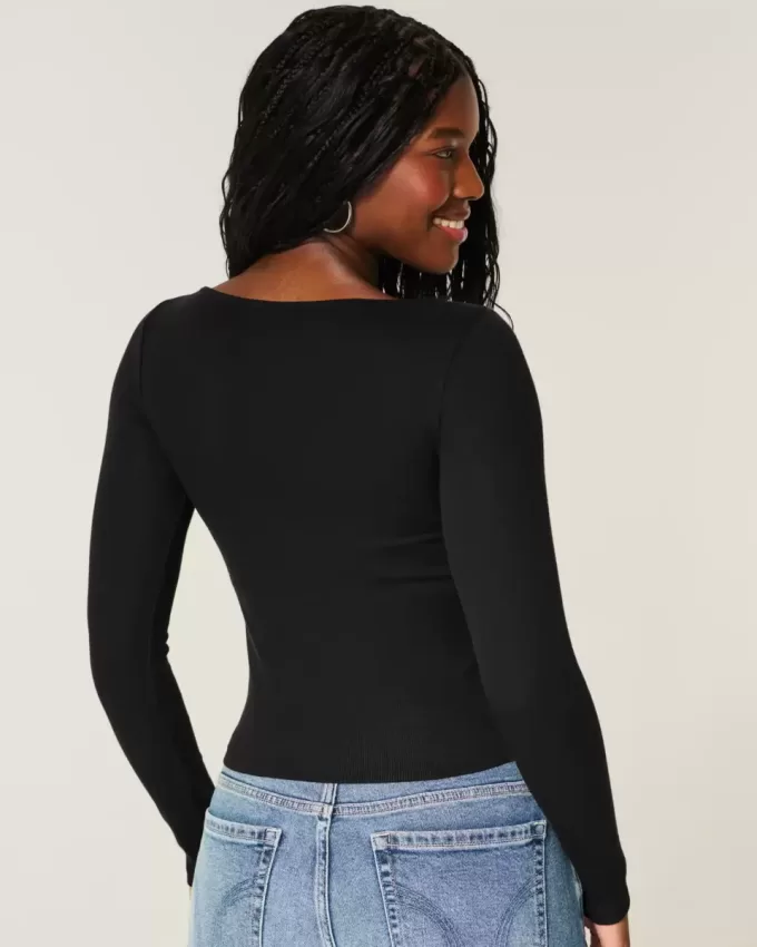 Top de manga larga con cuello oblicuo Top de manga larga con cuello oblicuo